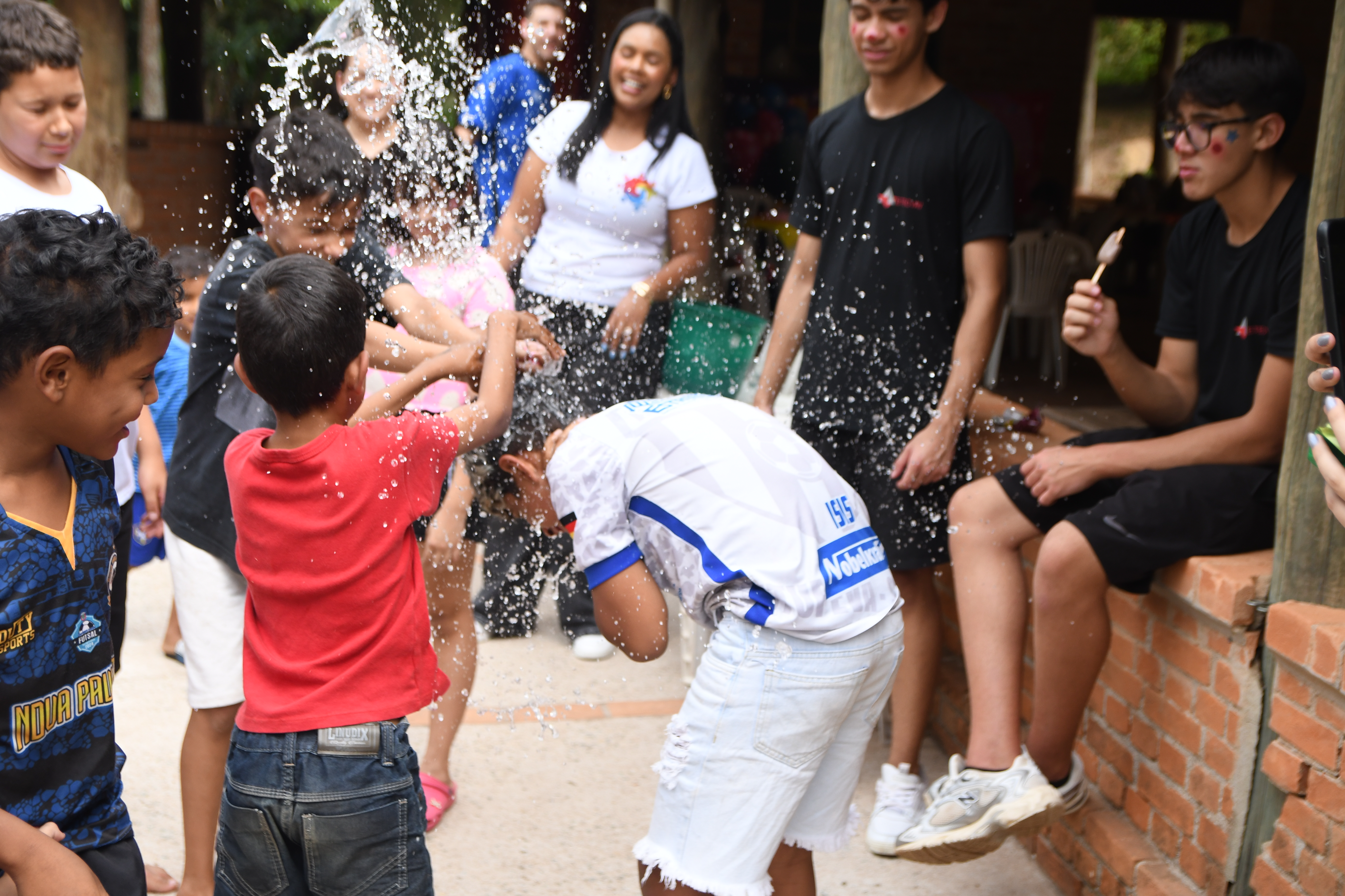 Brincadeiras com água no evento Dia das Crianças 2025